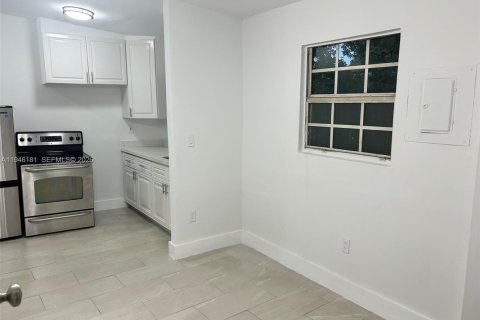 House in Miami, Florida 2 bedrooms, 42.74 sq.m. № 2002650 - photo 8