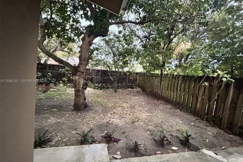 House in Miami, Florida 2 bedrooms, 42.74 sq.m. № 2002650 - photo 30