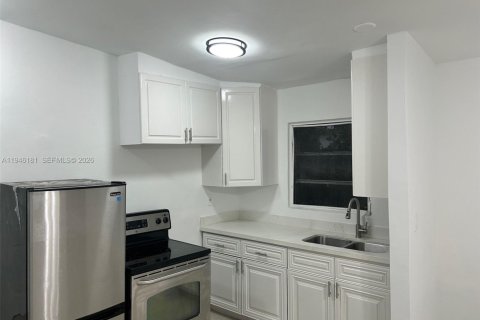 House in Miami, Florida 2 bedrooms, 42.74 sq.m. № 2002650 - photo 13