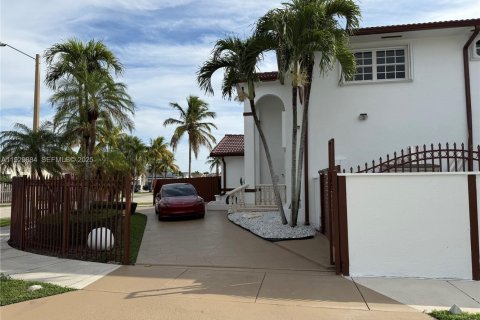 Villa ou maison à vendre à Miami, Floride: 4 chambres, 205.78 m2 № 1988843 - photo 17