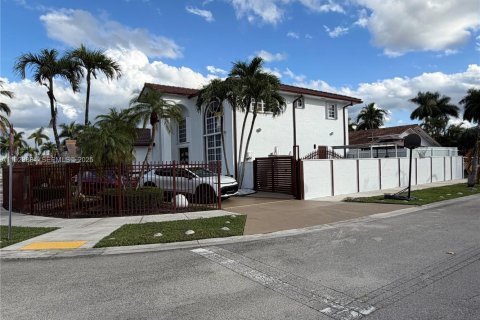 Villa ou maison à vendre à Miami, Floride: 4 chambres, 205.78 m2 № 1988843 - photo 3