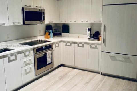 Condo in Miami, Florida, 1 bedroom № 1982648 - photo 1