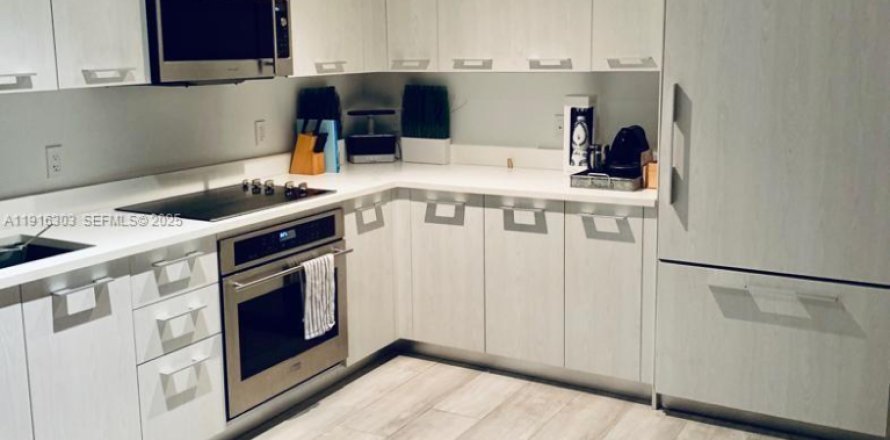 Condo in Miami, Florida, 1 bedroom № 1982648