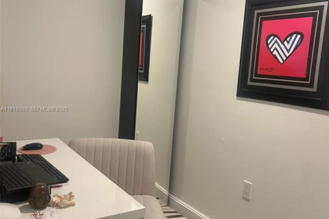 Condo in Miami, Florida, 1 bedroom № 1982648 - photo 4