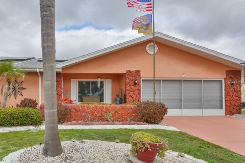 House in Sun City Center, Florida 2 bedrooms, 163.14 sq.m. № 2223556 - photo 6