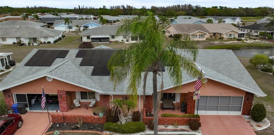 House in Sun City Center, Florida 2 bedrooms, 163.14 sq.m. № 2223556