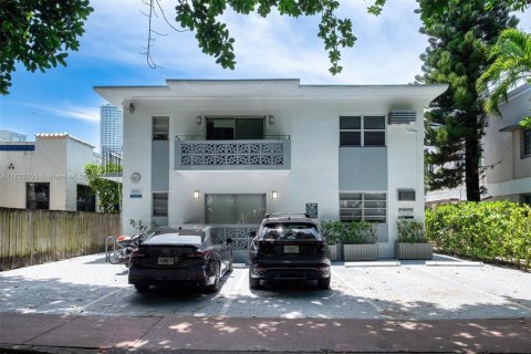 Commercial property in Miami Beach, Florida № 1937792 - photo 1