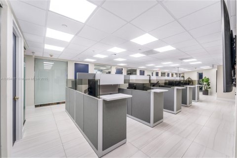 Propiedad comercial en venta en Miami, Florida № 1875129 - foto 10
