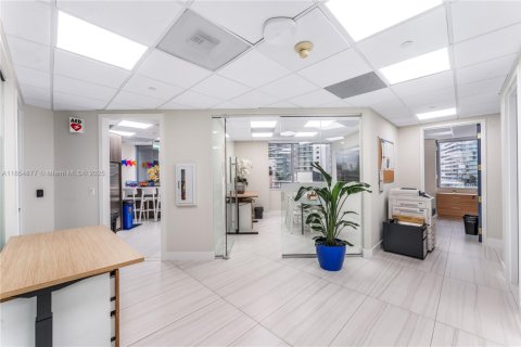 Propiedad comercial en venta en Miami, Florida № 1875129 - foto 12