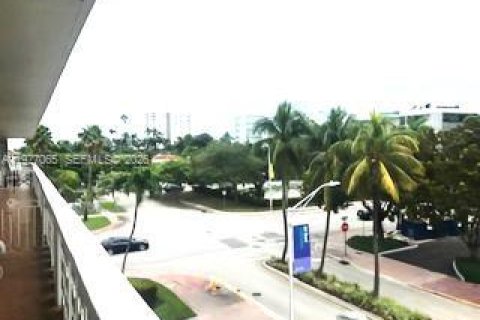 Condo in Miami Beach, Florida, 1 bedroom  № 2041547 - photo 11