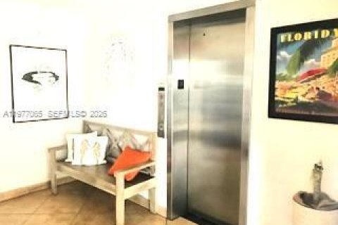 Condo in Miami Beach, Florida, 1 bedroom  № 2041547 - photo 13