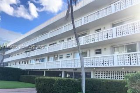 Condo in Miami Beach, Florida, 1 bedroom  № 2041547