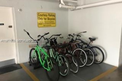 Condo in Miami Beach, Florida, 1 bedroom  № 2041547 - photo 15