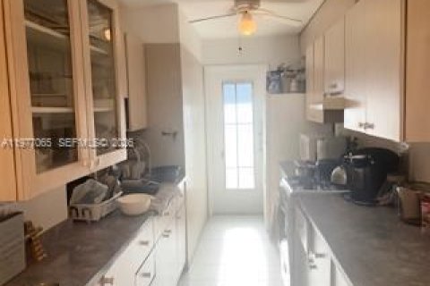 Condo in Miami Beach, Florida, 1 bedroom  № 2041547 - photo 3