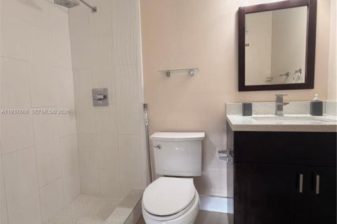 Immobilier commercial à louer à Miami, Floride: 1 chambre, 255.95 m2 № 1995623 - photo 6