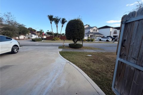 Immobilier commercial à louer à Miami, Floride: 1 chambre, 255.95 m2 № 1995623 - photo 8