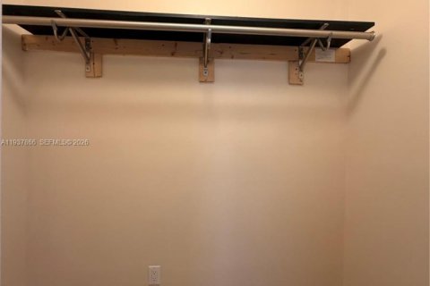 Immobilier commercial à louer à Miami, Floride: 1 chambre, 255.95 m2 № 1995623 - photo 7