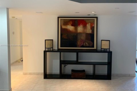 Condo in Surfside, Florida, 2 bedrooms  № 1699278 - photo 14