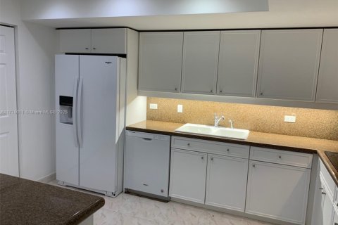 Condo in Surfside, Florida, 2 bedrooms  № 1699278 - photo 7