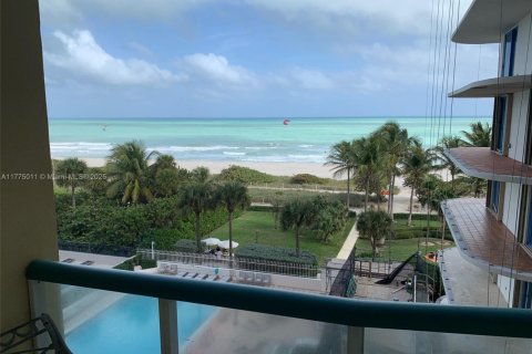 Condo in Surfside, Florida, 2 bedrooms  № 1699278 - photo 18