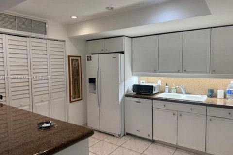 Condo in Surfside, Florida, 2 bedrooms  № 1699278 - photo 11