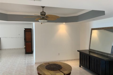 Condo in Surfside, Florida, 2 bedrooms  № 1699278 - photo 15