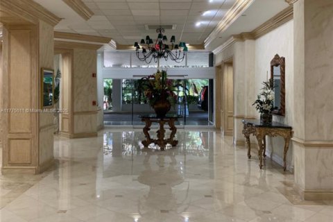 Condo in Surfside, Florida, 2 bedrooms  № 1699278 - photo 5