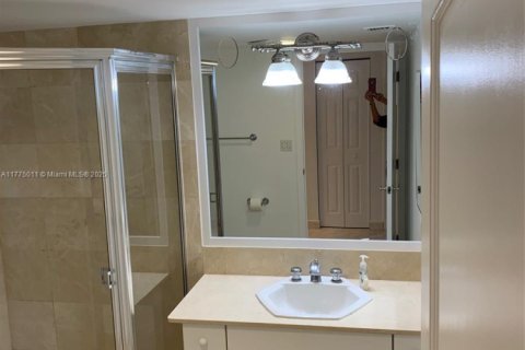 Condo in Surfside, Florida, 2 bedrooms  № 1699278 - photo 28