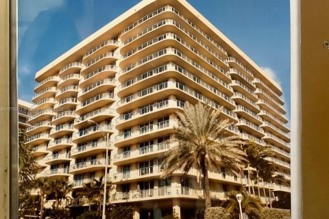 Condo in Surfside, Florida, 2 bedrooms  № 1699278 - photo 1