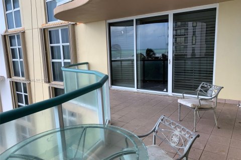 Condo in Surfside, Florida, 2 bedrooms  № 1699278 - photo 30