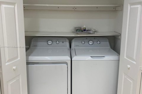 Condo in Surfside, Florida, 2 bedrooms  № 1699278 - photo 12