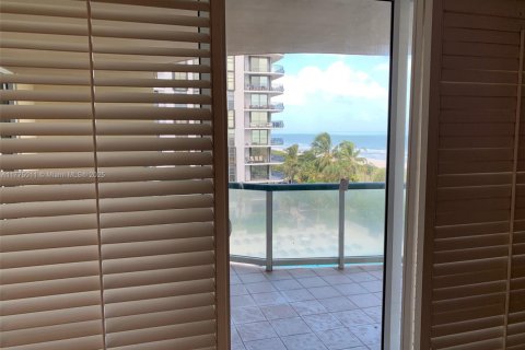 Condo in Surfside, Florida, 2 bedrooms  № 1699278 - photo 16