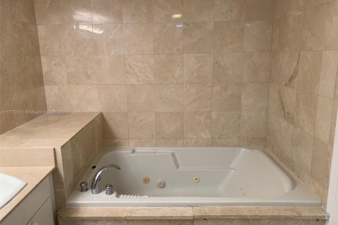 Condo in Surfside, Florida, 2 bedrooms  № 1699278 - photo 25