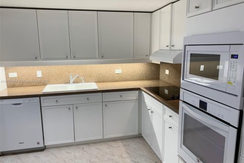 Condo in Surfside, Florida, 2 bedrooms  № 1699278 - photo 8