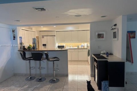 Condo in Surfside, Florida, 2 bedrooms  № 1699278 - photo 10