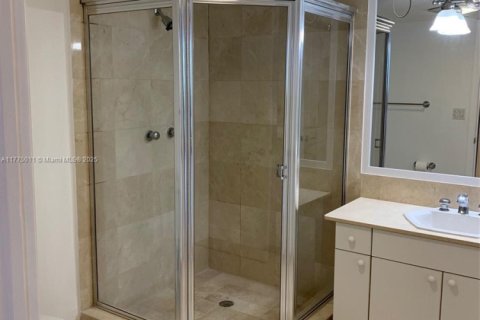 Condo in Surfside, Florida, 2 bedrooms  № 1699278 - photo 27
