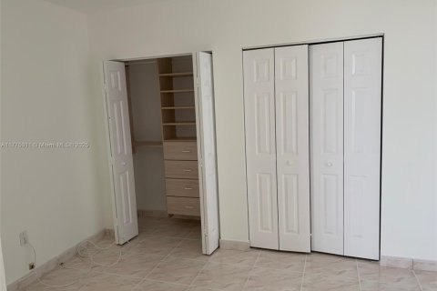 Condo in Surfside, Florida, 2 bedrooms  № 1699278 - photo 29