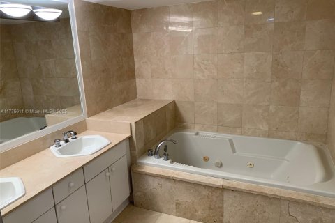 Condo in Surfside, Florida, 2 bedrooms  № 1699278 - photo 24