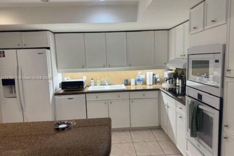 Condo in Surfside, Florida, 2 bedrooms  № 1699278 - photo 9