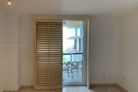 Condo in Surfside, Florida, 2 bedrooms  № 1699278 - photo 26