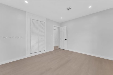 Casa en venta en Miami, Florida, 4 dormitorios, 141.4 m2 № 1799685 - foto 25