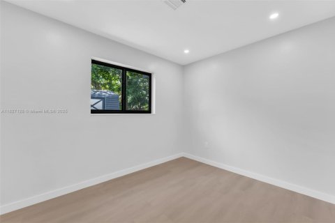 Casa en venta en Miami, Florida, 4 dormitorios, 141.4 m2 № 1799685 - foto 22