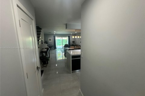 Touwnhouse à vendre à Miami, Floride: 2 chambres, 117.61 m2 № 1688940 - photo 12