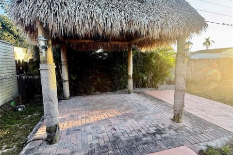 House in Pembroke Pines, Florida 4 bedrooms, 128.86 sq.m. № 2041601 - photo 27