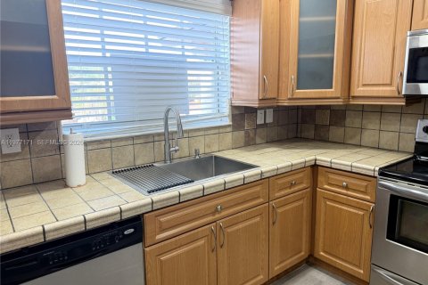 House in Pembroke Pines, Florida 4 bedrooms, 128.86 sq.m. № 2041601 - photo 9