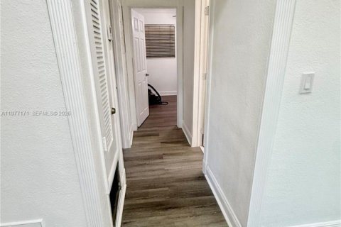 House in Pembroke Pines, Florida 4 bedrooms, 128.86 sq.m. № 2041601 - photo 12