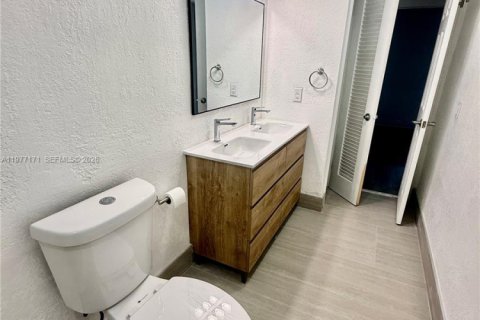 House in Pembroke Pines, Florida 4 bedrooms, 128.86 sq.m. № 2041601 - photo 13