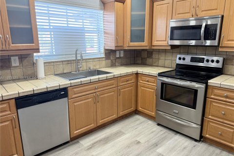 House in Pembroke Pines, Florida 4 bedrooms, 128.86 sq.m. № 2041601 - photo 7