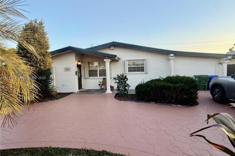 House in Pembroke Pines, Florida 4 bedrooms, 128.86 sq.m. № 2041601 - photo 2