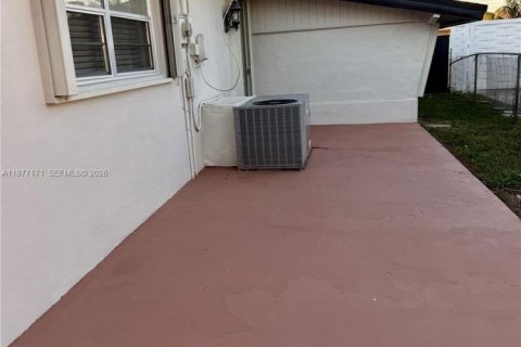 House in Pembroke Pines, Florida 4 bedrooms, 128.86 sq.m. № 2041601 - photo 26